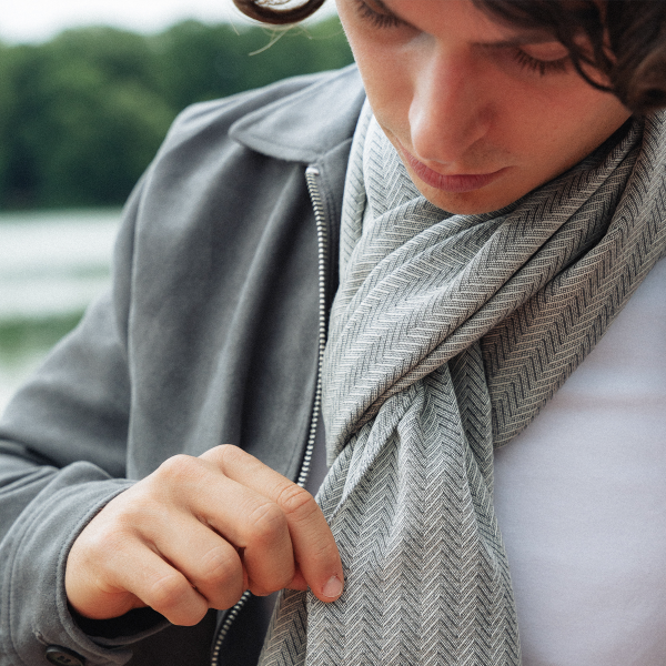 Light gray-men's-cashmere-blend-scarf-Smoking